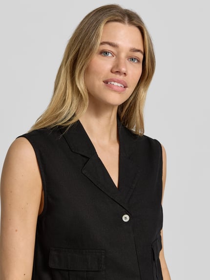 Frauenmodel trägt schwarze Weste aus Leinen-Mix mit Pattentaschen Modell 'Lava' von FREE/QUENT, Nahaufnahme Oberkörper, Regular Fit.