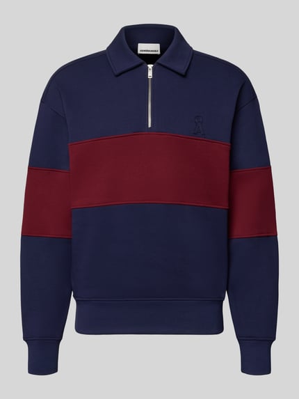 Produktfoto, Relaxed Fit Sweatshirt aus reiner Baumwolle von ARMEDANGELS, dunkelblau mit breitem bordeauxroten Streifen und silbernem Zipper