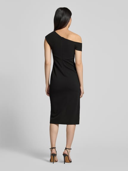 Frauenmodel trägt Midikleid mit Raffungen von Lipsy in Schwarz, One-Shoulder-Design, Gehschlitz, Elasthan-Mix, Taillierte Passform, Ganzkörperansicht Rückansicht.