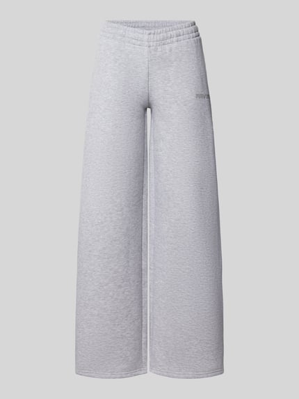 Produktfoto, Sweathose in grau melange mit geradem Bein von REVIEW aus Baumwoll-Mix, gerader Schnitt, elastischer Bund, Logo-Print, glatte Textur