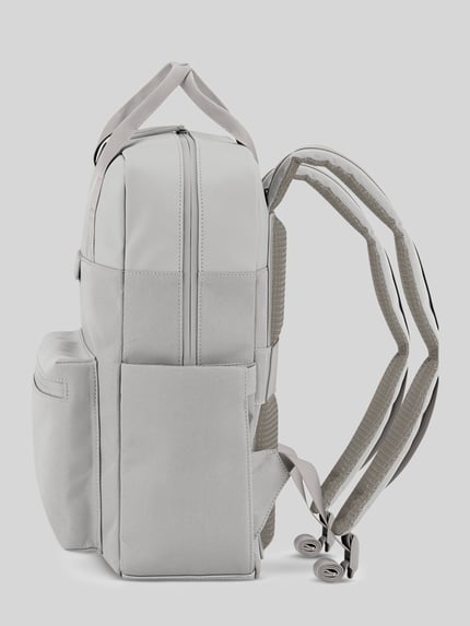 Produktfoto, Rucksack mit Label-Detail van Kapten & Son, lichtgrijs materiaal-mix, zijaanzicht, brede ritsen, verstelbare schouderriemen, 28x37x12 cm, hoofdvak en voorvak met rits, context heren rugzak
