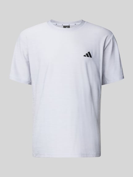 Produktfoto, T-Shirt met Label-Print van adidas Training, wit, Regular Fit, geribde ronde hals, stretch-materiaal, voorkant zichtbaar.