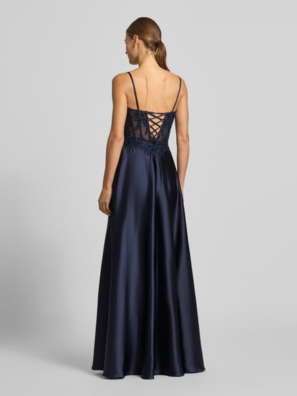 Vrouwenmodel draagt corsetjurk met Stitchings en met siersteentjes van Luxuar, Satijn, Getailleerd model, Maxi-jurk, Ruglengte maat 36: 135 cm, Borstwijdte maat 36: 36 cm, vetersluiting aan de achterkant, Ganzkörperansicht Rückansicht.
