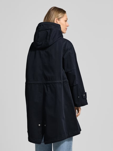 Frauenmodel trägt Regular Fit Parka aus reiner Baumwolle von Marc O'Polo, Optik: Unifarben, Ganzkörperansicht Rückansicht.