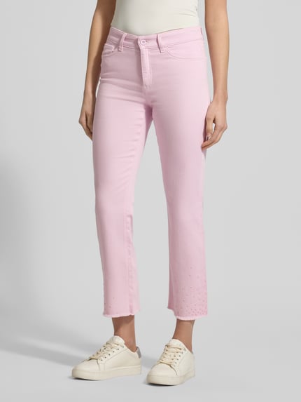Vrouwenmodel draagt Slim Fit Jeans met Fransen van Marc Cain, lichtroze, Mix van katoen en elastaan, steekzakken, franjes, bandwijdte maat 36: 38 cm, binnenbeenlengte maat 36: 70 cm, volledige lichaamsaanzicht voorkant.