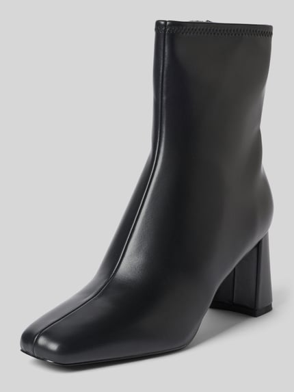 Produktfoto, Stiefeletten in Leder-Optik Modell 'Hurst' von Steve Madden, eckige Form, glatte Sohle, Blockabsatz, schwarzer Ton