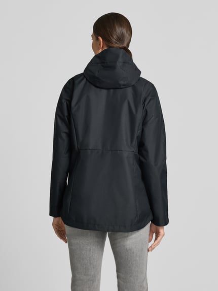 Frauenmodel trägt schwarze Regular Fit Jacke mit Logo-Print Modell 'Hikebound' von Columbia, glatte Textur, Ganzkörperansicht Rückansicht. Damen Jacke mit Tunnelzug, Rückenlänge 75 cm, Schulterbreite 42 cm, Brustweite 52 cm, Ärmellänge 66 cm.