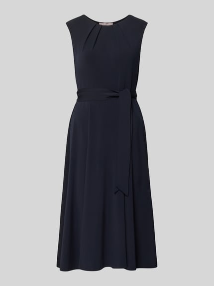 Produktfoto, Cocktailkleid mit Bindegürtel von Christian Berg Woman Selection in Dunkelblau, taillierte Passform, Elastischer-Material-Mix, Rundhalsausschnitt, Drapierung, Midikleid, Rückenlänge 105 cm, Brustweite 33 cm