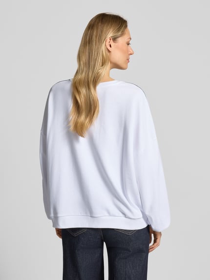 Frauenmodel trägt Oversized Sweatshirt aus Baumwoll-Mix Modell 'JAMIE' von Vero Moda, unifarben, Motiv-Print, Rückansicht, Ganzkörperansicht