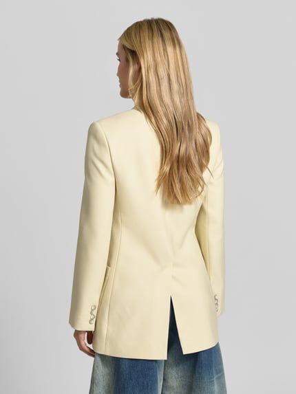 Kobieta modelka ma na sobie Slim Fit Longblazer aus Woll-Viskose-Mix od Joseph, kolor jasny, długi żakiet, mieszanka wełny i wiskozy, kołnierz z połami, 2-rzędowe zapięcie guzikowe, wpuszczane kieszenie, długość tyłu w rozmiarze 38: 77 cm, szerokość w rozmiarze 38: 42 cm, długość rękawów w rozmiarze 38: 64 cm, widok na całe ciało od tyłu.