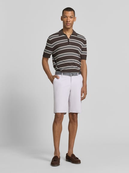 Männermodel trägt Bermudas mit Gürtel und Gesäßleistentaschen von Christian Berg Men, heller Farbton, Straight Fit, Ganzkörperansicht von vorne.