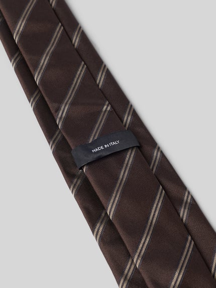 Produktfoto, braune Krawatte aus reiner Seide Modell 'H-Tie 8 CM-ONE' von BOSS mit feinen Streifen und matter Textur, Herren Krawatte von BOSS