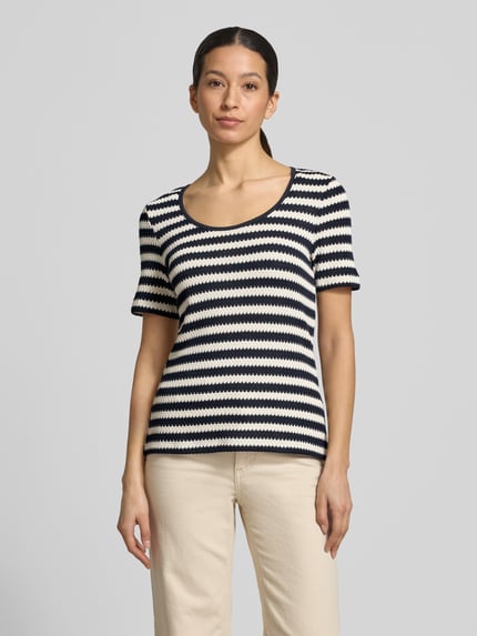 Frauenmodel trägt Strickshirt mit Rundhalsausschnitt von More & More, Reine Baumwolle, Slim-Fit, Allover-Look, Rückenlänge 60 cm, Ganzkörperansicht von vorne.