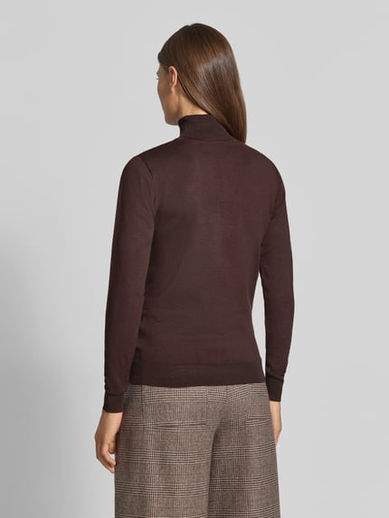 Vrouwenmodel draagt Slim Fit gebreide pullover uit Viscosemix Model 'Morla' van b.young, donkerbruin, Col, elastische boorden, Ruglengte maat S: 55 cm, Mouwlengte maat S: 62 cm, Ganzensopname achteraan.