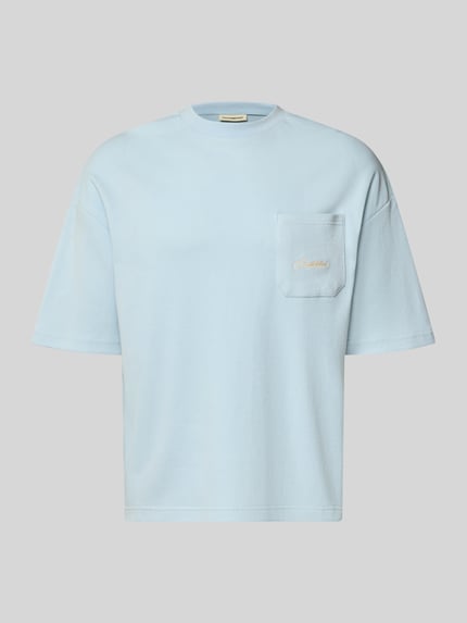 Produktfoto, T-Shirt mit Strukturmuster und Label-Stitching von PROHIBITED, jasnoniebieski, bawełna, krój regular fit, fakturowany wzór, wyhaftowane logo, okrągły dekolt, brustasza, długość tyłu w rozmiarze M 64 cm