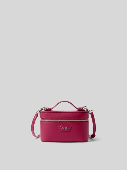 Produktfoto, Kosmetiktasche mit Logo-Detail von Marc Jacobs in Pink, rechteckige Form, Hauptfach mit Zweiwege-Reißverschluss, abnehmbare Tragehenkel, Zierschnalle, Maße 18x12x7 cm, glatte Textur.