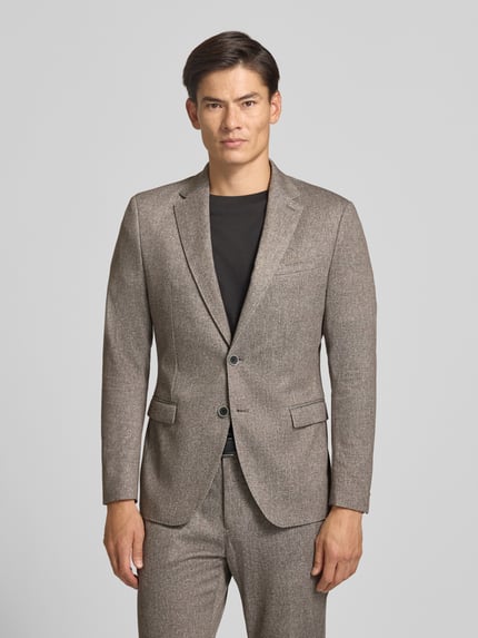Męskki model trägt Regular Fit Sakko mit Lyocell-Baumwoll-Anteil Modell 'Jogg' von s.Oliver BLACK LABEL, odcienie brązu, gładka faktura, Ganzkörperansicht von vorne