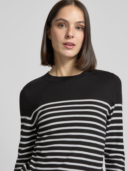 Frauenmodel trägt Pullover mit gerippten Abschlüssen von S.OLIVER CASUAL in Schwarz mit weißen Streifen, Strickoptik, Nahaufnahme Oberkörper.