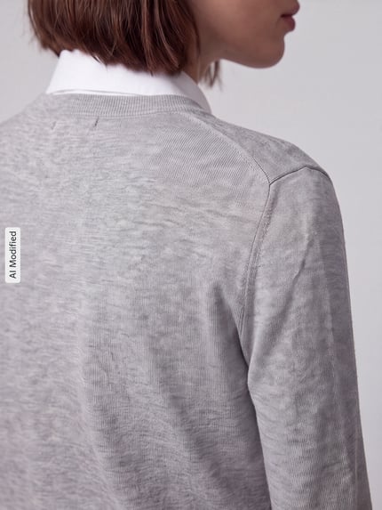 Frauenmodel trägt Regular Fit Strickjacke aus Woll-Mix mit Lyocell-Kaschmir-Anteil Modell 'Sfabro' von HUGO, Damen Strickjacke, Nahaufnahme Rückansicht, KI-modifiziertes Bild