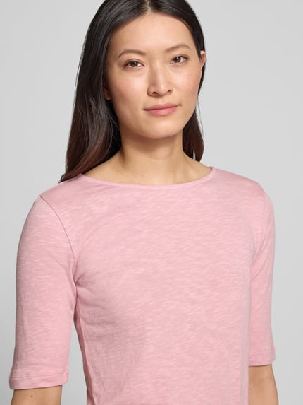 Vrouwenmodel draagt T-shirt met U-boothals van Christian Berg Woman van puur katoen, regular fit, gemêleerd design, ruglengte maat S 58 cm, detailopname bovenlichaam.