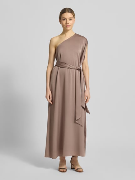 Frauenmodel trägt Cocktailkleid im One-Shoulder-Design mit Bindegürtel von Windsor in Satin, tailliert, Midilänge, Ganzkörperansicht von vorne.