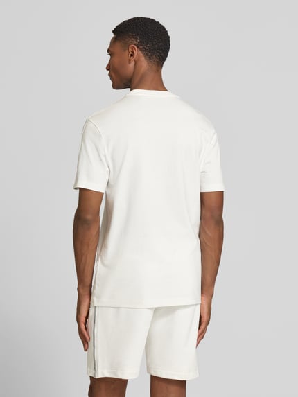 Männermodel trägt Regular Fit T-Shirt aus reiner Baumwolle von Lacoste, Optik: Unifarben, Ganzkörperansicht Rückansicht.