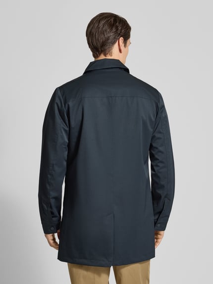 Männermodel trägt Kurzmantel mit Umlegekragen und Label-Detail Modell 'EIDE' von Casual Friday, Material-Mix mit Stretch-Anteil, Rückenlänge 88 cm, Schulterbreite 46 cm, Brustweite 54 cm, Ärmellänge 66 cm, Regular Fit, glatte Oberfläche, einfarbig dunkel, Eingrifftasche, Ganzkörperansicht Rückansicht.