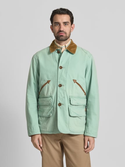 Männermodel trägt Jacke mit Kentkragen von Polo Ralph Lauren in Mintgrün, reine Baumwolle, Regular Fit, Ganzkörperansicht von vorne.