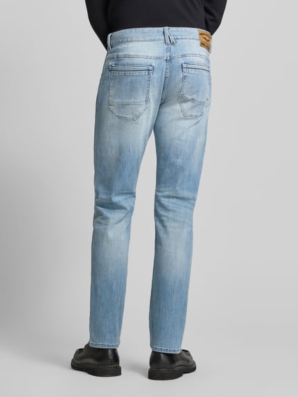 Męski model nosi Regular Fit Jeans im Used-Look Modell 'Nightflight' od PME Legend, jasnoniebieski denim, bawełna ze stretchem, szerokość w rozmiarze 32/32: 45 cm, długość nogawki wewnętrznej 80 cm, krój regular fit, widok całej sylwetki z tyłu.