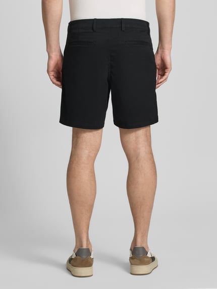Männermodel trägt schwarze Shorts mit französischen Eingrifftaschen von GAP, Baumwoll-Mix, Straight Fit, Ganzkörperansicht Rückansicht.