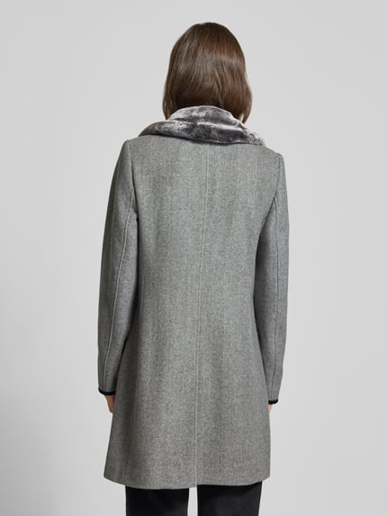 Frauenmodel trägt Regular Fit Mantel aus Woll-Mix von Gil Bret in Grau mit samtigem Kragen, Damen Mantel, Ganzkörperansicht Rückansicht.