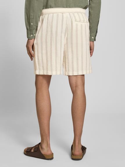 Männermodel trägt Regular Fit Shorts mit Tunnelzug von Jack & Jones aus reiner Baumwolle, cremefarben mit Streifen, Gesäßtasche, Ganzkörperansicht Rückansicht.