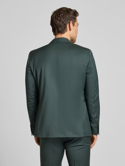 Męski model nosi Slim Fit 2-Knopf-Sakko mit Pattentaschen Modell 'Move Alesso' von DIGEL, zielony, gładka tekstura, krój slim fit, mieszanka wełny i elastanu, długość tyłu 74 cm, szerokość ramion 46 cm, długość rękawa 67 cm, Ganzkörperansicht Rückansicht.