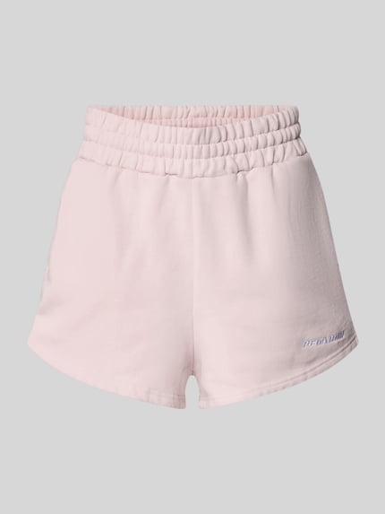 Produktfoto, High Waist Shorts mit Logo-Stitching Modell 'WILUNA' von Pegador in zartem Rosa, Baumwoll-Mix mit elastischem Bund, französische Eingrifftaschen, glatte Textur, ideal als Damen Shorts