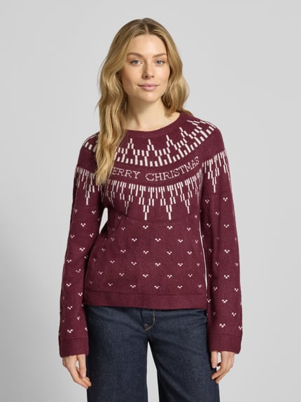 Vrouwenmodel draagt gebreide pullover in bordeaux met witte all-over look, materiaalmix met stretch, regular fit, model 'KERTI' van Vila, ronde hals, ruglengte 59 cm, mouwlengte 62 cm, geheelbeeld van voren.