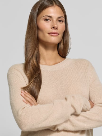 Vrouwenmodel draagt regular fit pullover van kasjmier model 'Koppa' van JOOP!, beige, fijne textuur, Dames pullover, Nahaufnahme Oberkörper