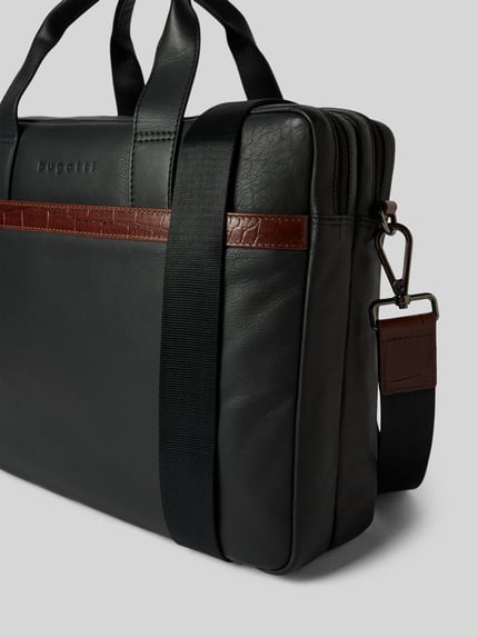 Produktfoto, Laptoptasche aus echtem Leder Modell 'Corso Deluxe' von bugatti, schwarze Farbe, braune Akzente, Reißverschluss, abnehmbarer Schulterriemen, Label-Prägung, geteiltes Hauptfach, Steckfächer innen, Szerokość w rozmiarze 40 cm, długość w rozmiarze 30 cm, głębokość w rozmiarze 13 cm, długość paska na ramię w rozmiarze 175 cm
