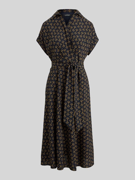 Produktfoto, Tailliertes Wickelkleid aus Chiffon von Lauren Ralph Lauren mit Allover-Muster in Schwarz und Gold, Midi-Länge, V-Ausschnitt, Taillengürtel zum Binden, kurze Ärmel mit fixiertem Umschlag, leichte Chiffon-Textur