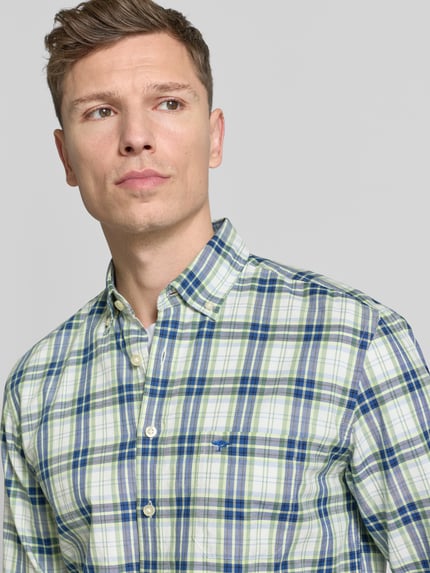 Männermodel trägt Freizeithemd mit Knopfleiste van Fynch-Hatton, katoen, regular fit, button-down kraag, borstzak, label-stitching, Nahaufnahme Oberkörper.