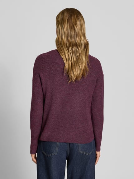 Vrouwenmodel draagt Regular fit pullover met v-hals model 'CAMILLA' van ONLY in donkerpaars, Dames pullover, geheelachteraanzicht.