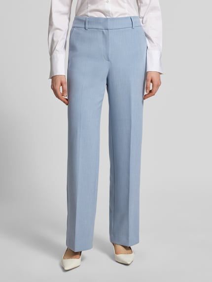 Kobiece modelka nosi Regular Fit Weite Hose mit Viskose-Anteil Modell 'RITA' od Selected Femme, jasnoniebieska melanż, webowa tekstura, z bocznymi kieszeniami i szlufkami, zdjęcie z przodu, ujęcie całej sylwetki.