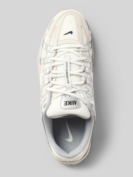 Productfoto, Sneaker met Logo-Detail van Nike in creme met grijs, afgeronde pasvorm, vetersluiting, profielzool, context: dames sneakers, logodetail, afgeronde pasvorm, vetersluiting, geprofileerde zool, hakhoogte bij maat 9,5: 5 cm, schachthoogte bij maat 9,5: 8 cm, schachtbreedte bij maat 9,5: 7 cm
