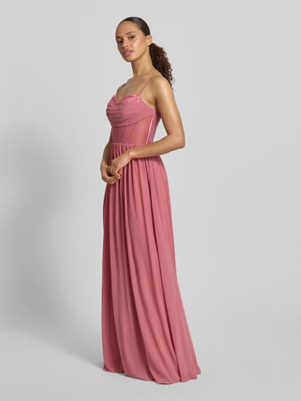 Frauenmodel trägt Corsagenkleid mit Spitze von Mascara in Altrosa, Chiffon, Taillierter Schnitt, Maxikleid, Ganzkörperansicht von vorne.