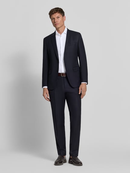 Männermodel trägt Slim Fit Businesshemd mit Kentkragen von Seidensticker, unifarben, strukturierte Webware, Ganzkörperansicht von vorne.