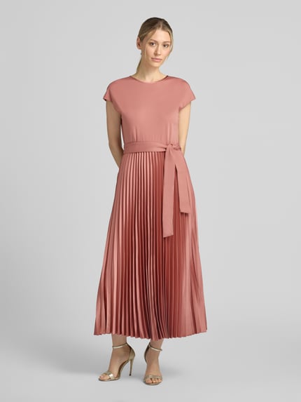 Frauenmodel trägt Regular Fit Freizeitkleid mit Plissee-Rock Modell 'GELA' von Weekend Max Mara in Altrosa, Ganzkörperansicht von vorne.