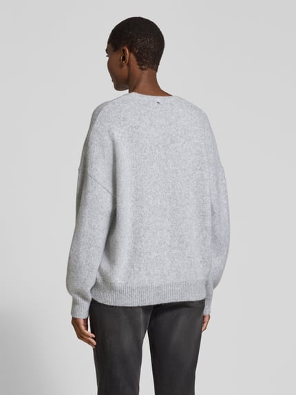 Frauenmodel trägt grauen Loose Fit Pullover aus Alpaka-Woll-Mix Modell 'Fondyssa' von BOSS Orange, strukturierte Oberfläche, Ganzkörperansicht Rückansicht. Damen Pullover von BOSS Orange.