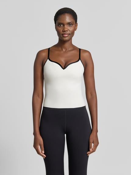 Frauenmodel trägt Trägertop mit Spaghettiträgern Modell 'Sense' von aim'n in Weiß mit V-Ausschnitt, Slim Fit, Ganzkörperansicht von vorne.
