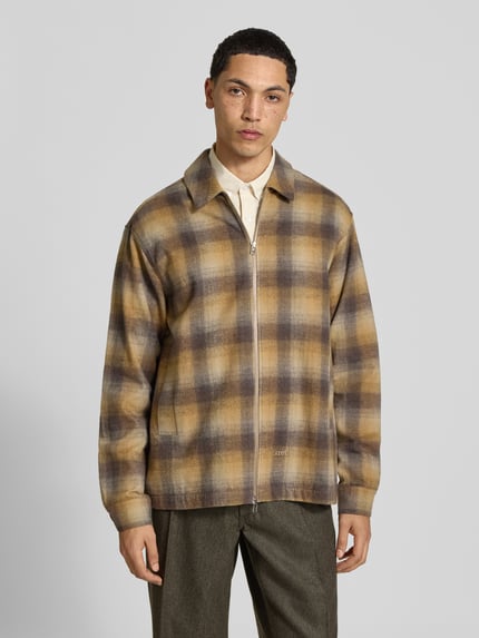 Männermodel trägt Regular Fit Overshirt aus Woll-Mix von Forét mit Karomuster, Umlegekragen und Reißverschluss, Ganzkörperansicht von vorne. Rückenlänge 71 cm, Schulterbreite 47 cm, Ärmellänge 67 cm.