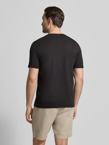 Männermodel trägt schwarzes T-Shirt mit Label-Detail von bugatti aus reiner Baumwolle, gerader Schnitt, Rückenlänge 70 cm, Ganzkörperansicht Rückansicht.