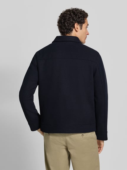 Männermodel trägt Regular Fit Jacke mit Klappentaschen von MCNEAL in Dunkelblau, Webstoff, Rückenansicht, Ganzkörperansicht Rückansicht.